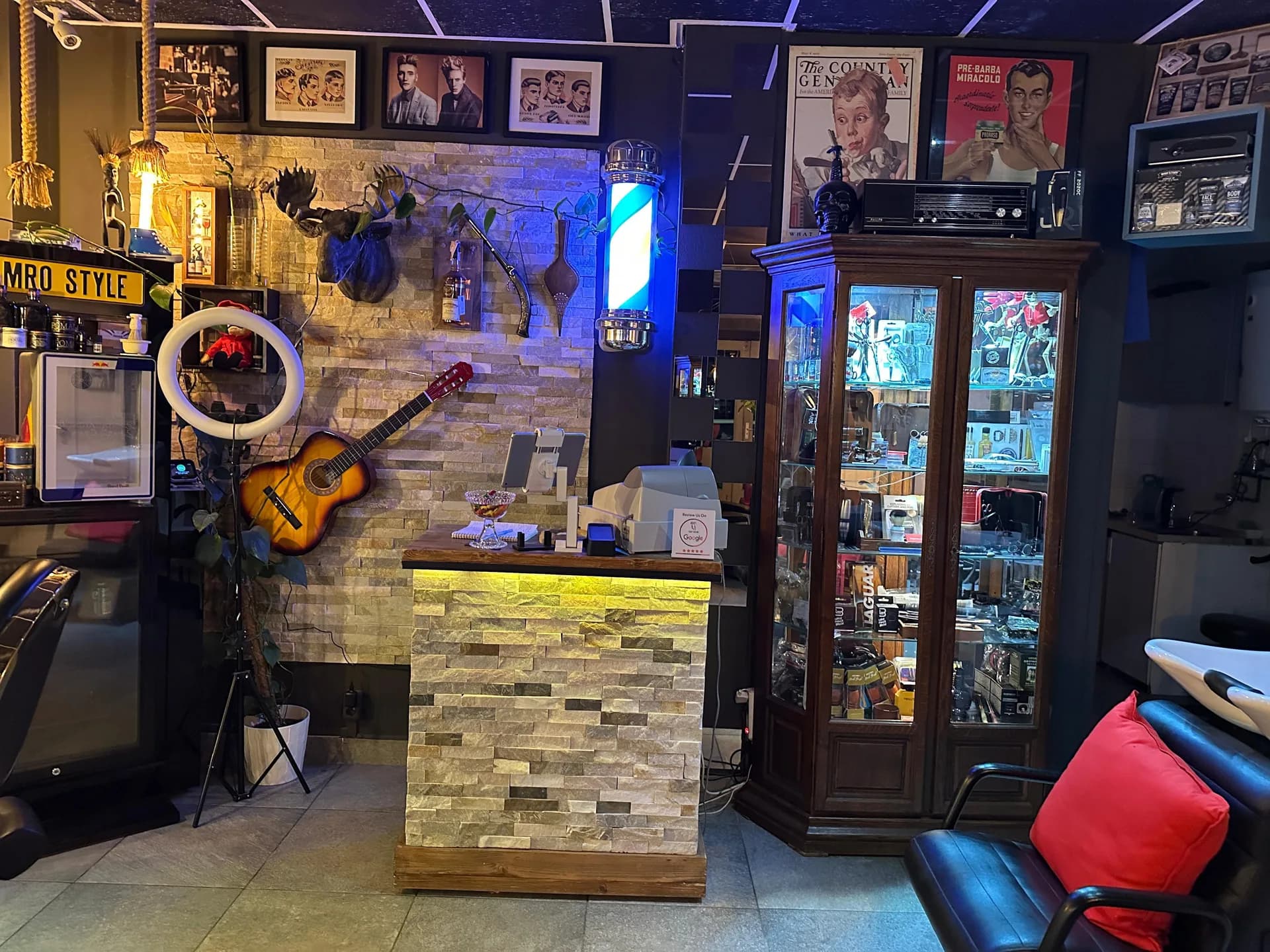 De vitrinekast, wanddecoratie en wasstoel in de salon
