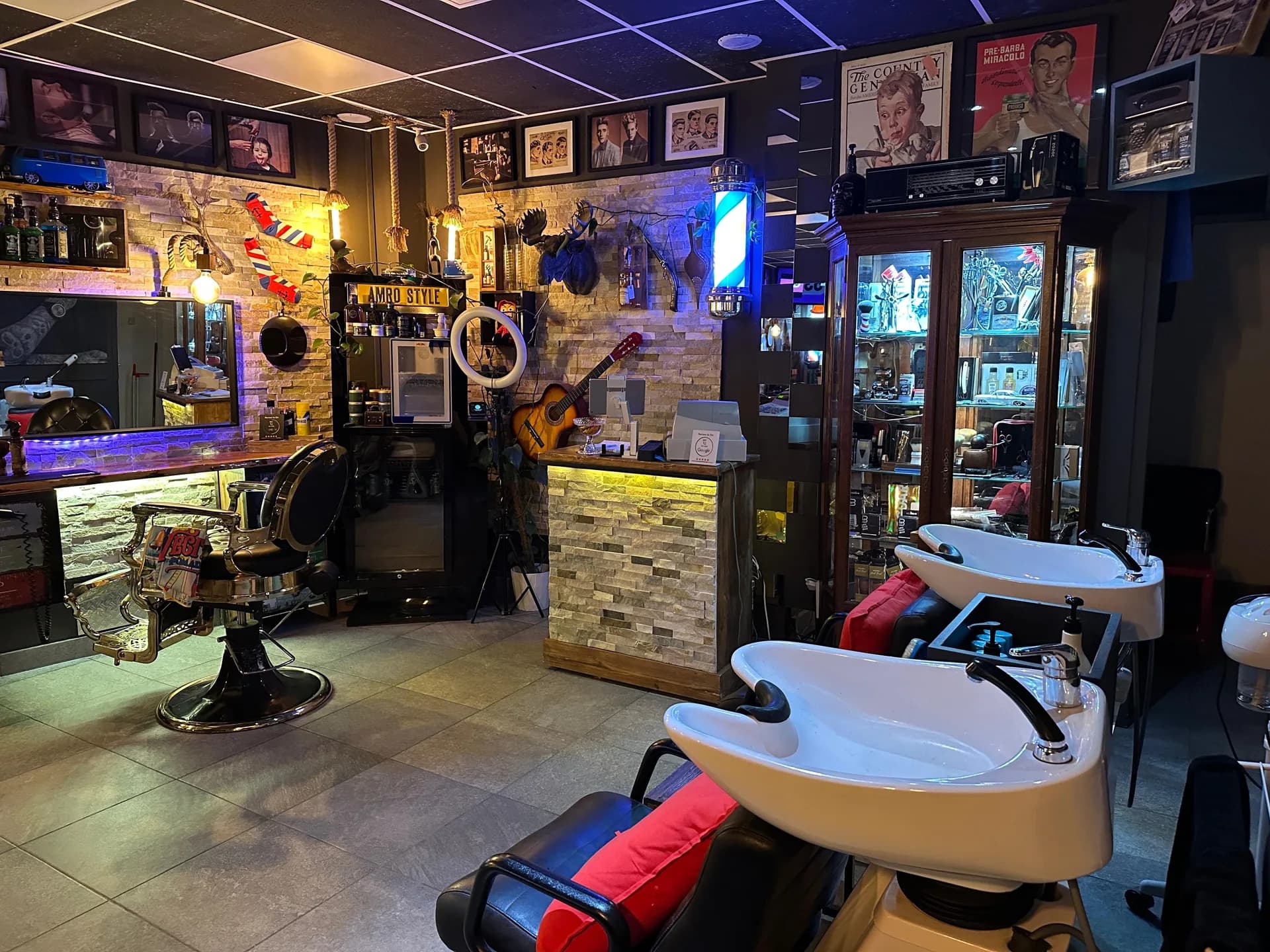 Een overzicht van de salon met barberstoelen en wasruimte